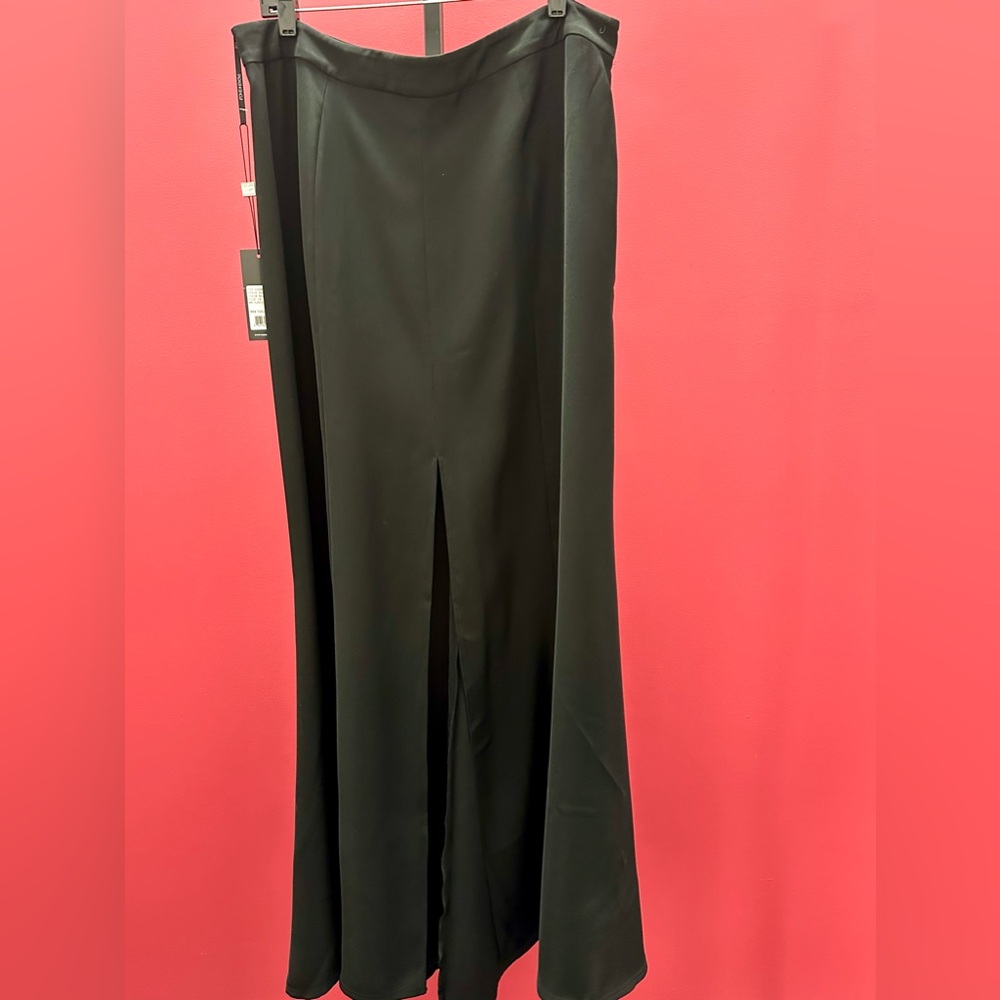 Tadashi Shoji Elegant Black 🖤 Flowy Maxi Skirt w/ sexy front slit, back zipper.